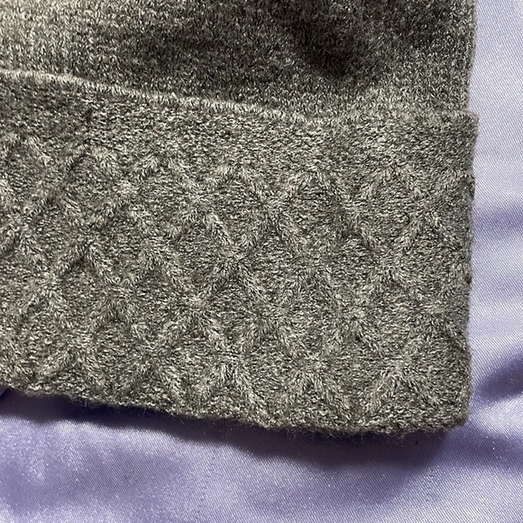 Grey toque with pom on top - Picture 3 of 3